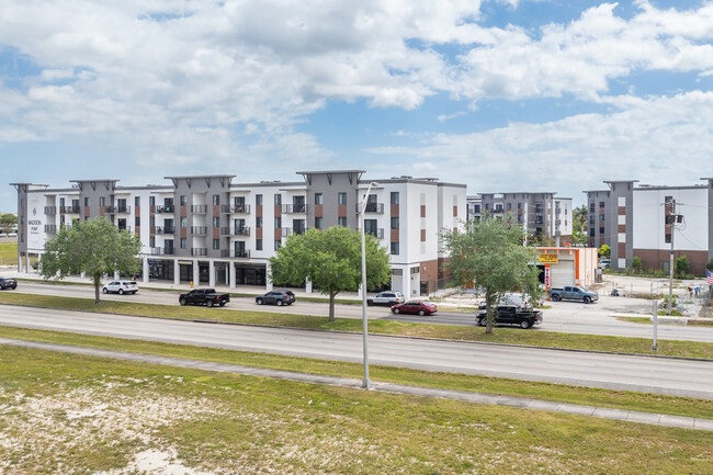 Madison Point Apartments in Naranja, FL - Foto de edificio - Building Photo