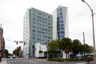 The Portland Apartments in St. Petersburg, FL - Foto de edificio - Building Photo