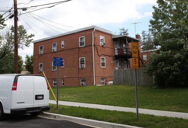 7908 Kennewick Ave in Takoma Park, MD - Foto de edificio - Building Photo