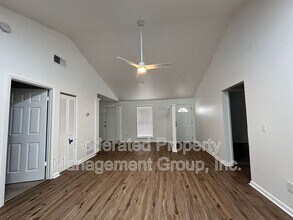 2538 Green Spring Dr in Jacksonville, FL - Foto de edificio - Building Photo