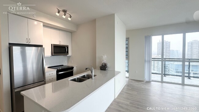 38 Annie Craig Dr in Toronto, ON - Building Photo - Building Photo