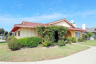 16731 Tunstall Ln in Huntington Beach, CA - Foto de edificio - Building Photo