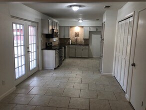 9720 Leland Ln in Benbrook, TX - Foto de edificio - Building Photo