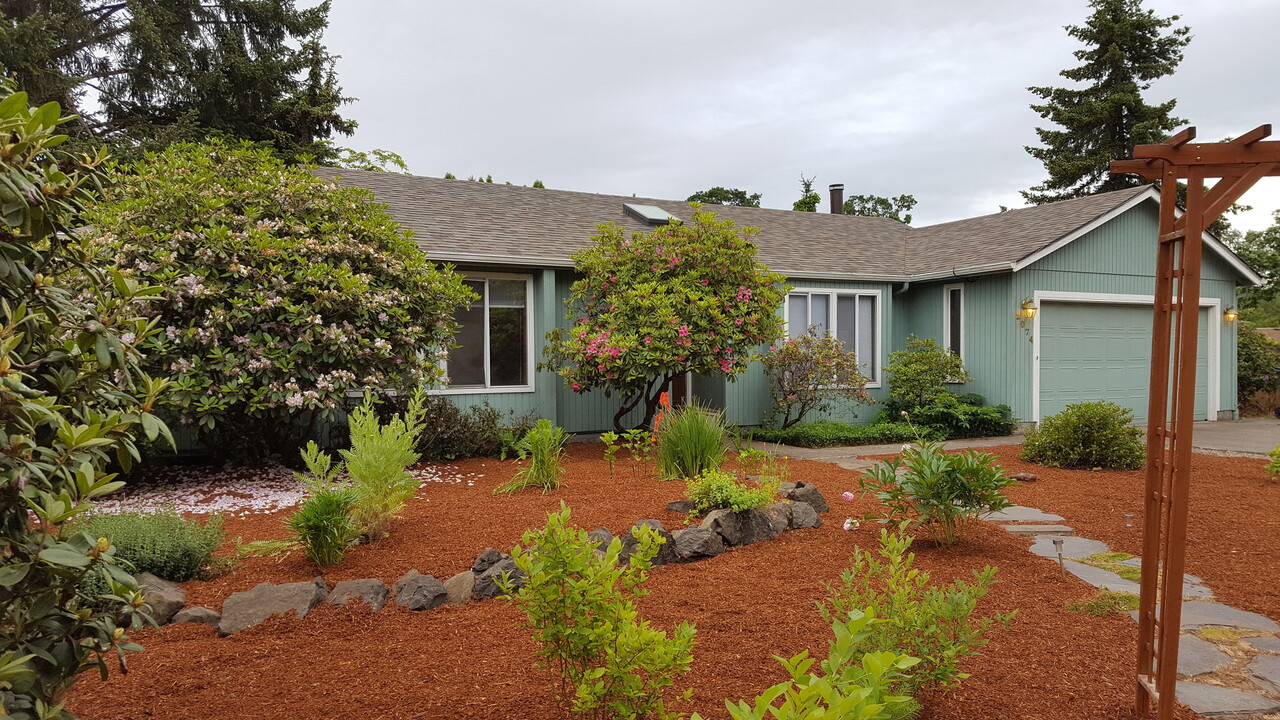 2074 Shiloh St in Eugene, OR - Building Photo