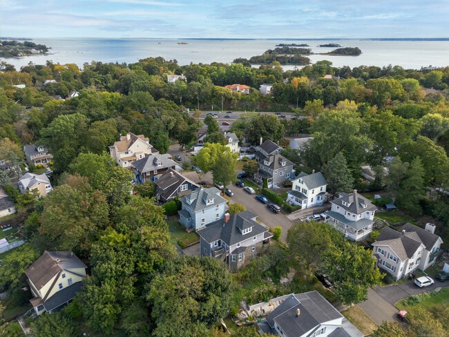 18 Wessels Pl in Greenwich, CT - Building Photo - Building Photo