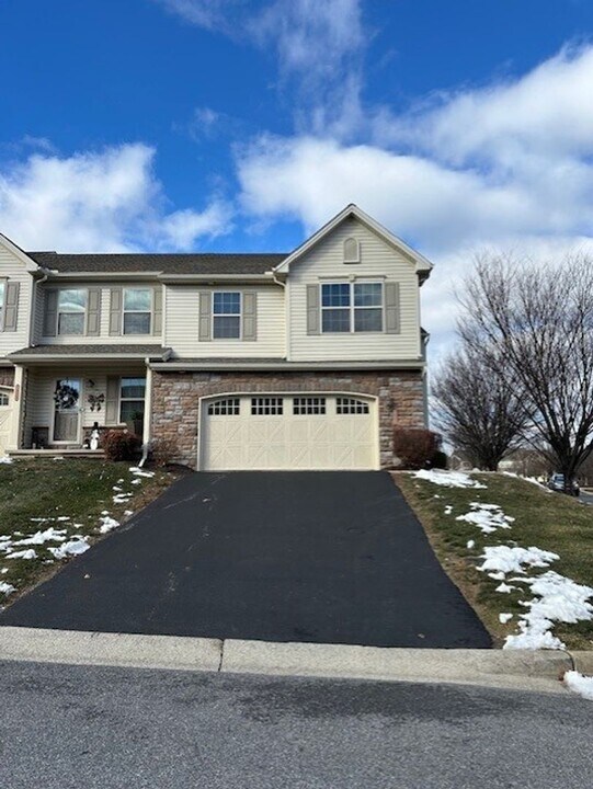 1841 Vista Dr in Mechanicsburg, PA - Building Photo