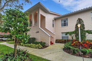 100 Siena Way in Naples, FL - Building Photo