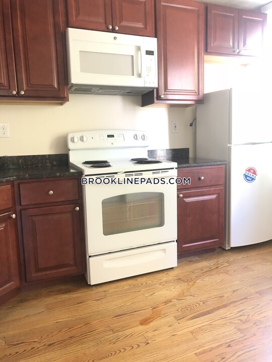 14 Leverett St in Brookline, MA - Building Photo