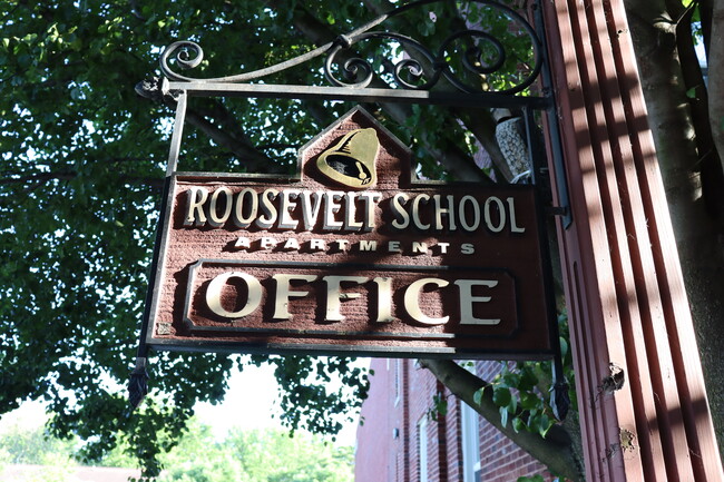 Roosevelt School Apartments in Decatur, IL - Foto de edificio - Building Photo