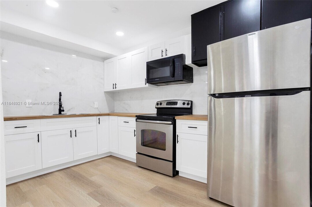 1528 NE 145th St in Miami, FL - Building Photo