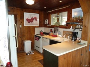 12 Cascade Trail in Greenwood Lake, NY - Foto de edificio - Building Photo