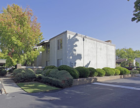 Village Green Apartments in Sacramento, CA - Foto de edificio - Building Photo