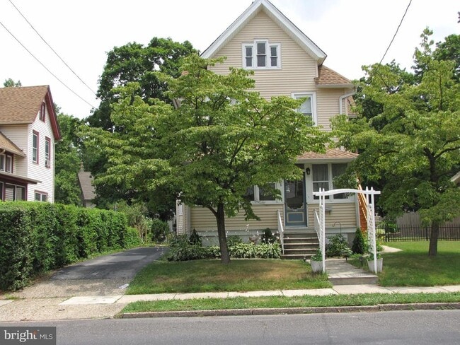 property at 2818 N Centre St