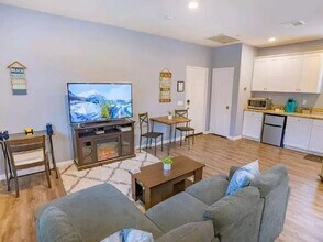 521 Nile River Dr, Unit Fully Furnished Studio in Oxnard, CA - Foto de edificio - Building Photo