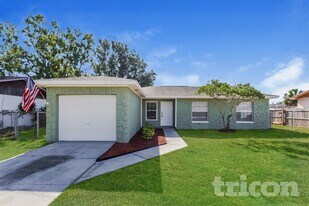 1201 Windsor Cir in Brandon, FL - Building Photo