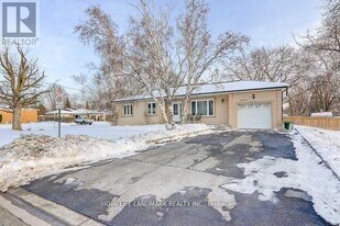 32 Windridge Dr in Markham, ON - Building Photo