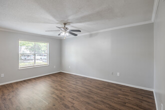 Pointe South Townhomes in Jonesboro, GA - Building Photo - Interior Photo