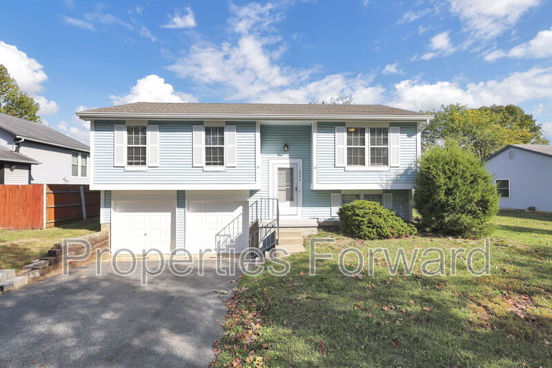 2246 Shirlene Dr in Grove City, OH - Building Photo