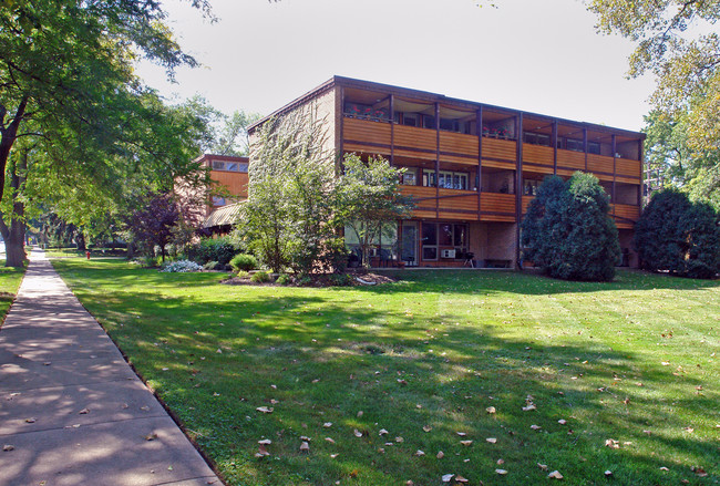 620 S Hough St in Barrington, IL - Foto de edificio - Building Photo