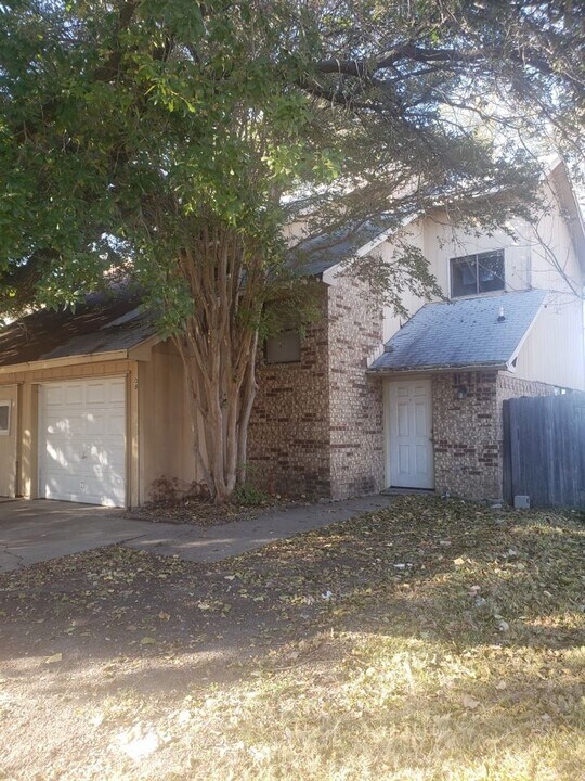 208 Victoria Dr in Grand Prairie, TX - Building Photo