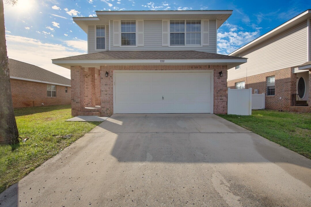 722 Marsh Harbor Dr in Mary Esther, FL - Building Photo