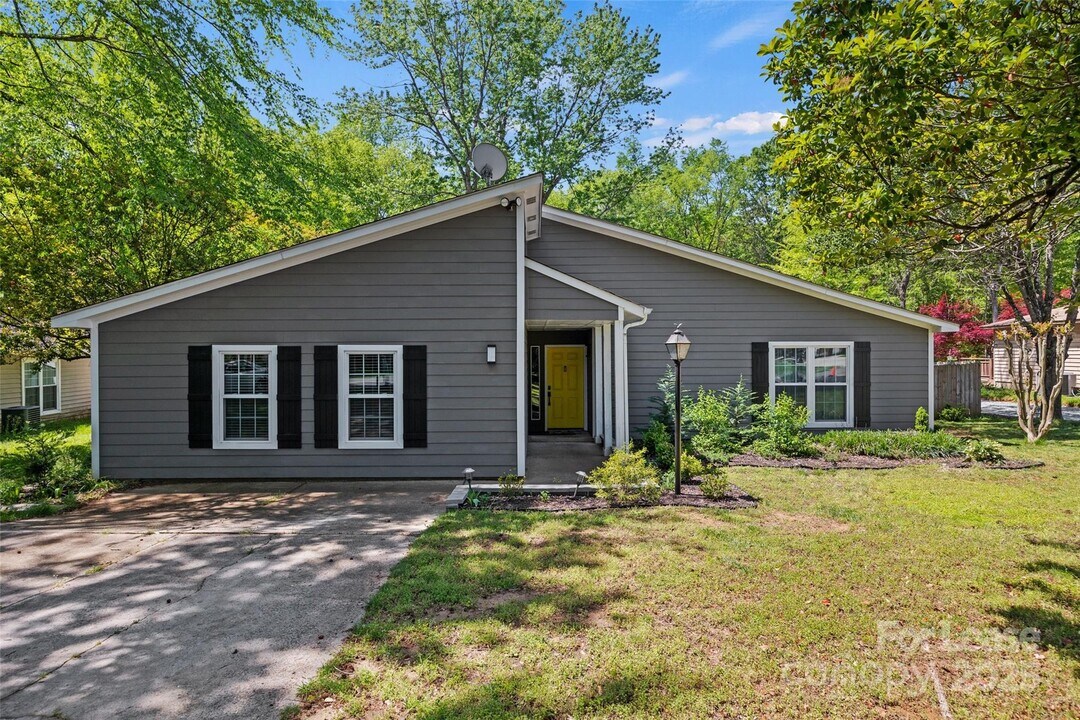 6801 Stillmeadow Dr in Charlotte, NC - Foto de edificio