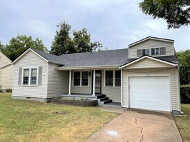 1108 NW Maple Ave in Lawton, OK - Building Photo