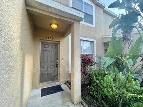 6309 Osprey Lake Cir in Riverview, FL - Building Photo - Building Photo