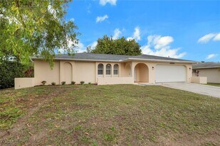 1625 SE 21st Ln in Cape Coral, FL - Building Photo