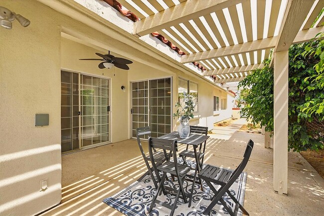 43791 Cll Las Brisas W in Palm Desert, CA - Foto de edificio - Building Photo