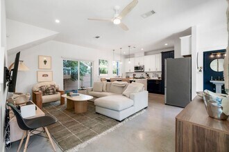 1102 1/2 Tillery St in Austin, TX - Building Photo - Building Photo