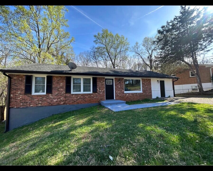 1305 Ashbourne Dr, Unit B in Lynchburg, VA - Foto de edificio