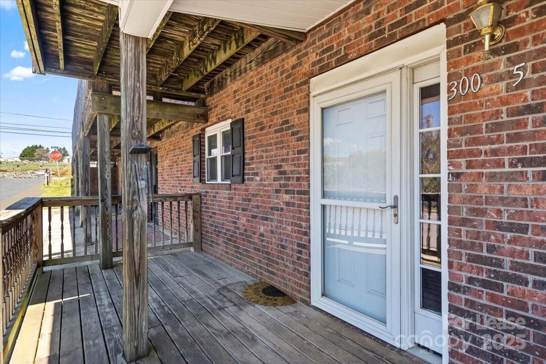 300 E Gold St-Unit -5 in Kings Mountain, NC - Building Photo
