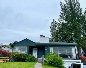 4915 Lake Washington Blvd S in Seattle, WA - Building Photo - Building Photo