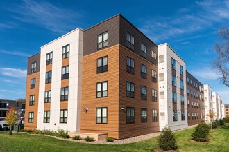 Blooming Meadows North in Bloomington, MN - Foto de edificio - Building Photo