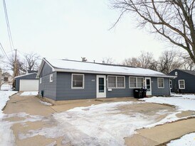 182 3rd Ave, Unit 182 in Marion, IA - Building Photo