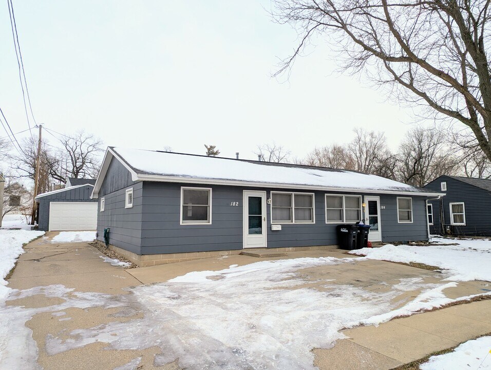 182 3rd Ave, Unit 182 in Marion, IA - Building Photo