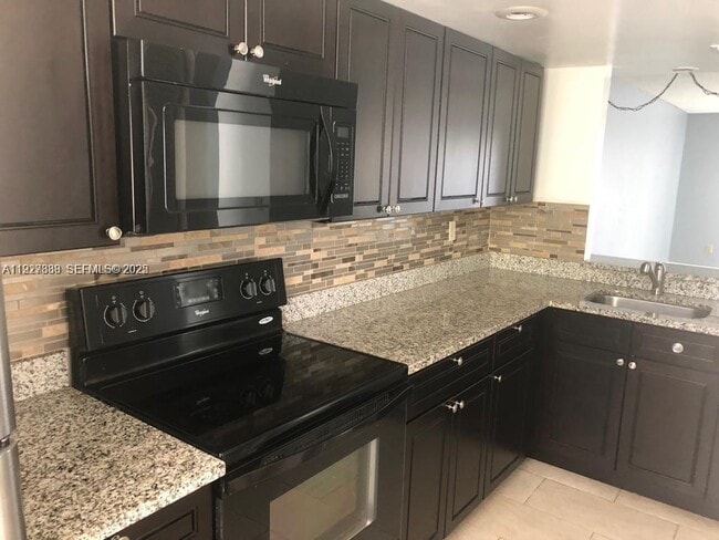 7795 Grande St in Sunrise, FL - Building Photo - Building Photo