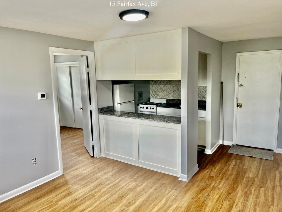 15 Fairfax Ave, Unit B2 in West Hartford, CT - Building Photo