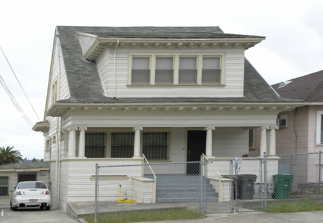 2019 E 17th St in Oakland, CA - Foto de edificio - Building Photo