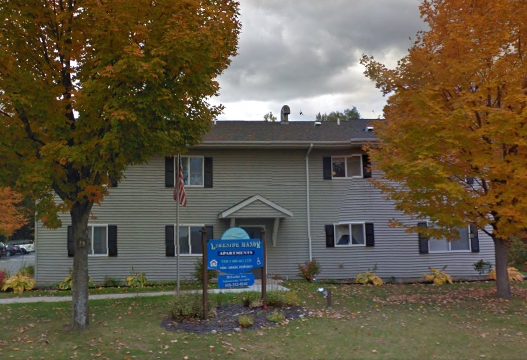 Lakeside Manor in Schroon Lake, NY - Foto de edificio