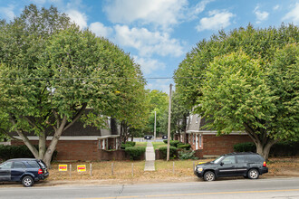 Townhouse Court Apartments in Dayton, OH - Building Photo - Building Photo