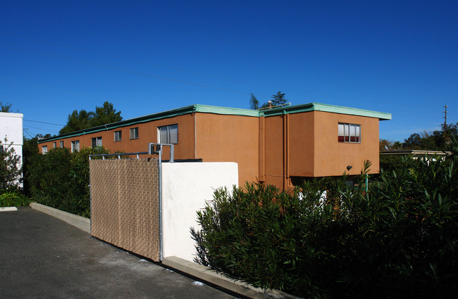 713 E Elder St in Fallbrook, CA - Foto de edificio - Building Photo