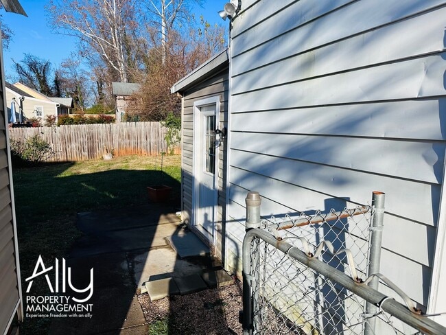 405 Elliott Ave in Charlottesville, VA - Foto de edificio - Building Photo