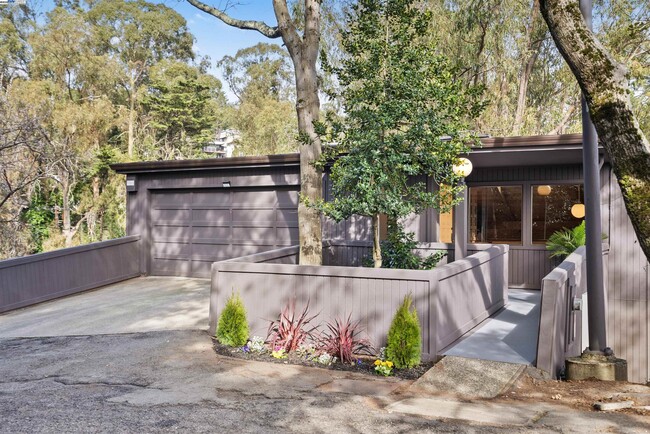 6425 Zinn Dr in Oakland, CA - Building Photo - Building Photo