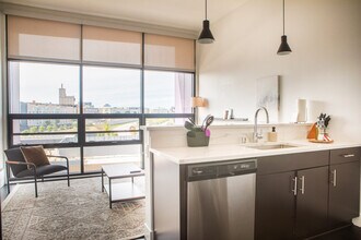 550 W Juneau Ave in Milwaukee, WI - Building Photo - Building Photo