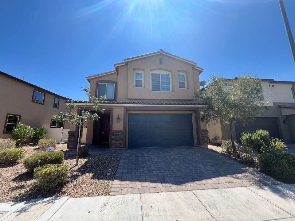 5220 Mountain Garland Ln in North Las Vegas, NV - Building Photo