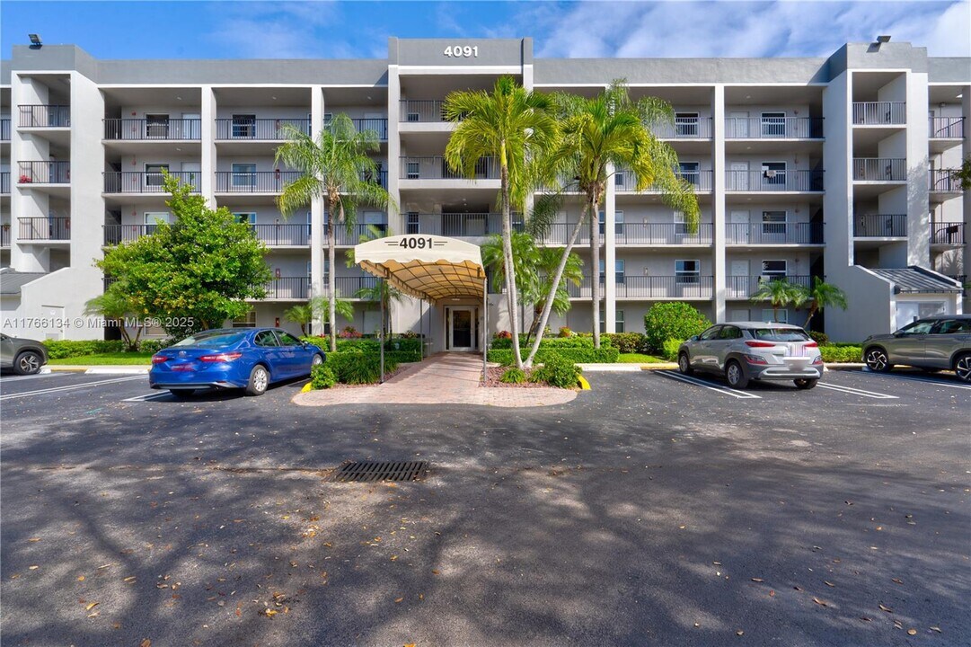 4091 Cypress Reach Ct in Pompano Beach, FL - Building Photo