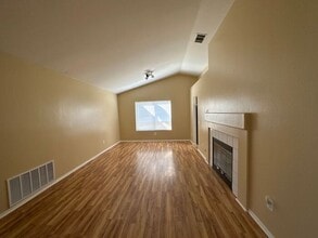 36827 Auburn Ct in Palmdale, CA - Foto de edificio - Building Photo