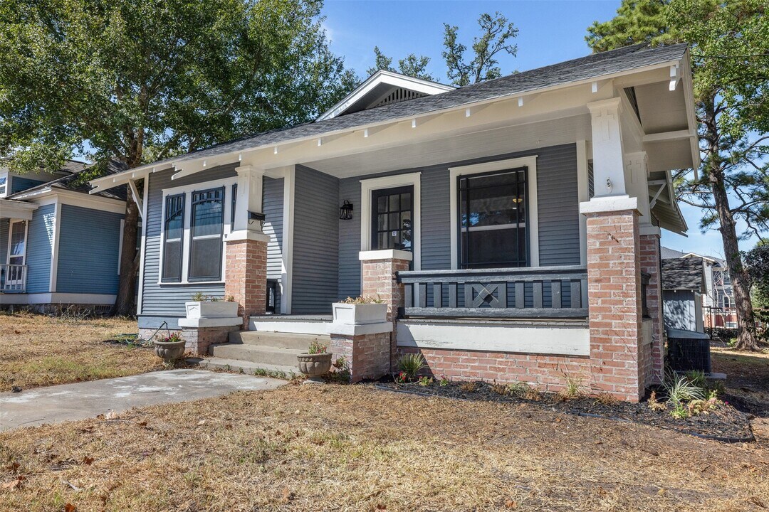 307 E Academy St in Brenham, TX - Building Photo